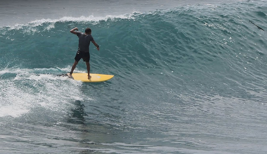 Uluwatu surfing