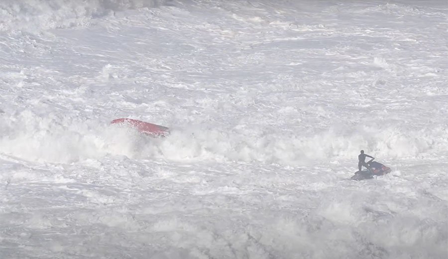Lucas Chumbo rescuing at Nazaré