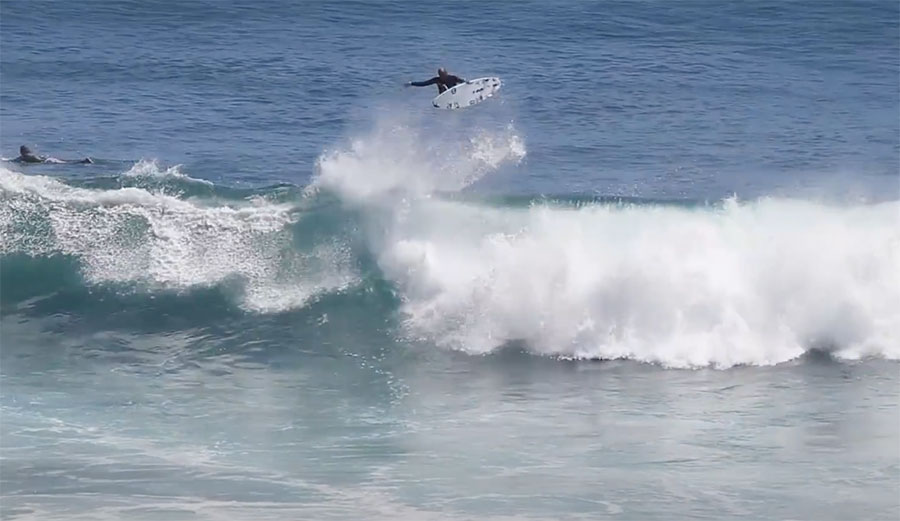 Uluwatu surfing