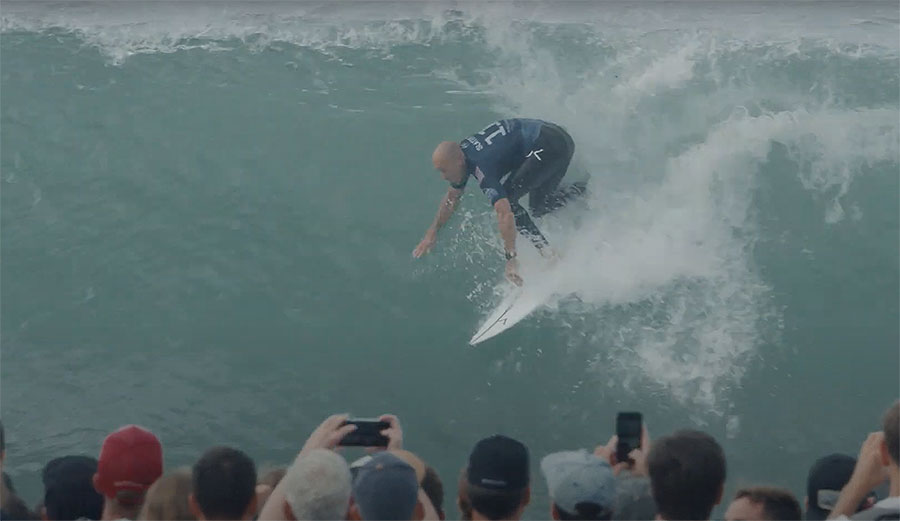 Kelly Slater surfing France