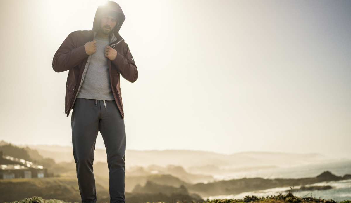 Vuori Transit Joggers on Cliffside Sunrise