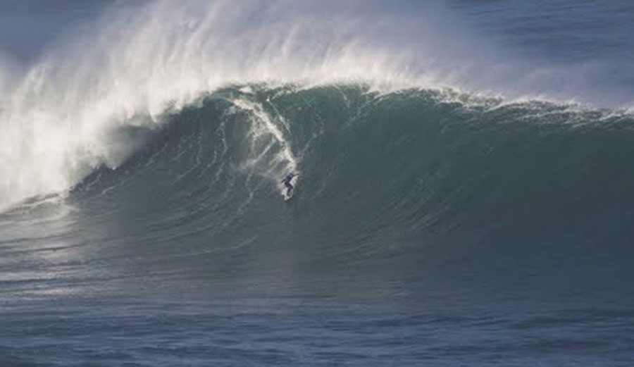 Natxo Gonzalez surfing