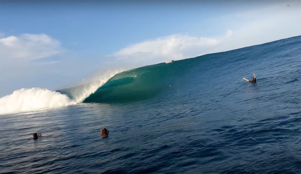 Teahupo'o surfing