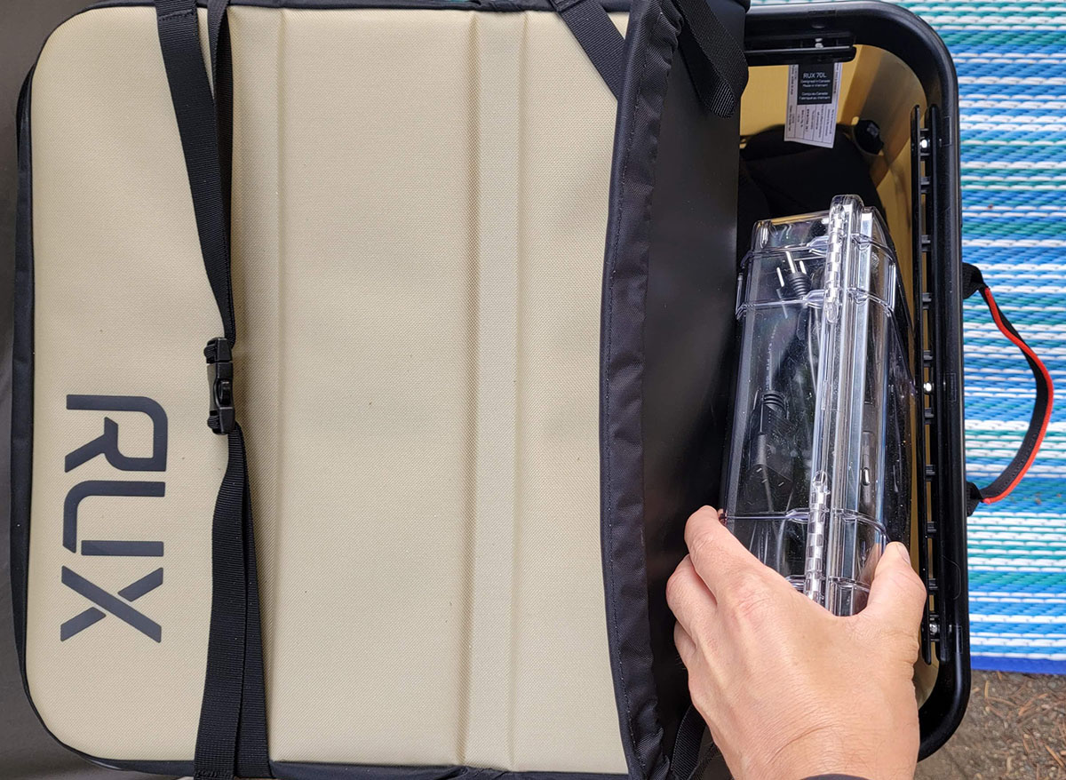 Using the roll-top lid of the RUX storage system