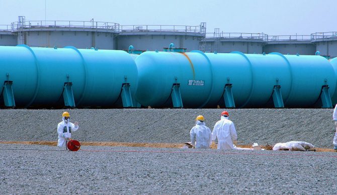 Workers at TEPCO's Fukushima Daiichi Nuclear Power Station