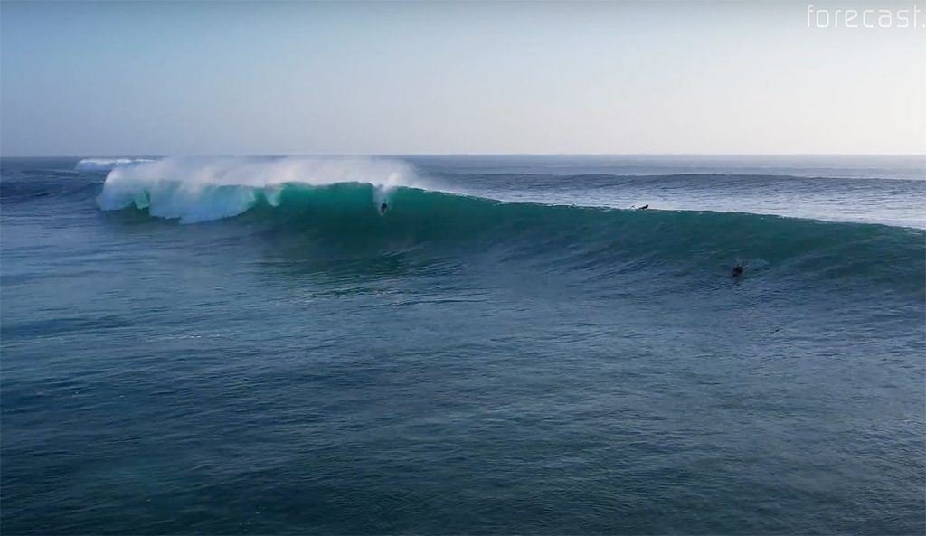 Uluwatu surfing