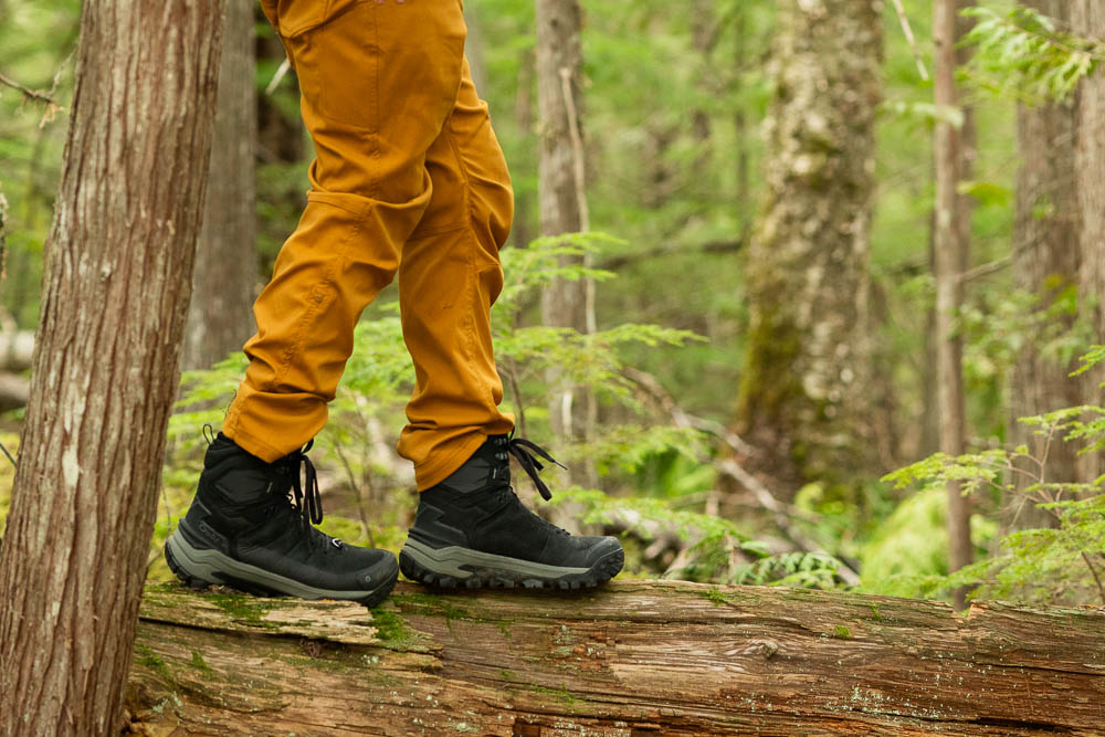 hiking on a log with the oboz bangtail mid winter hiking boots