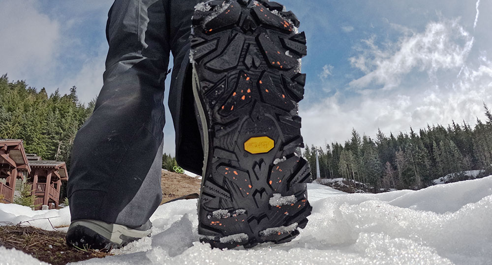 the underside of the Oboz bangtail mid winter hiking boots showing off the vibram arcticgrip outsole