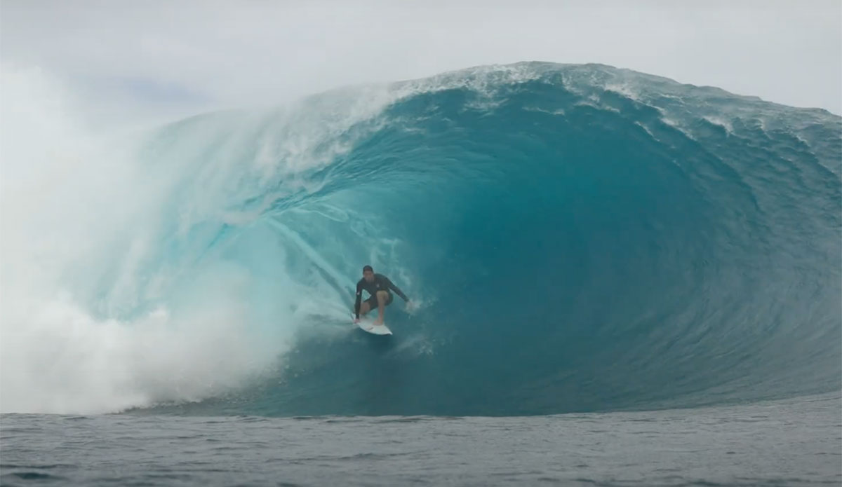 Leonardo Fioravanti surfing teahupoo
