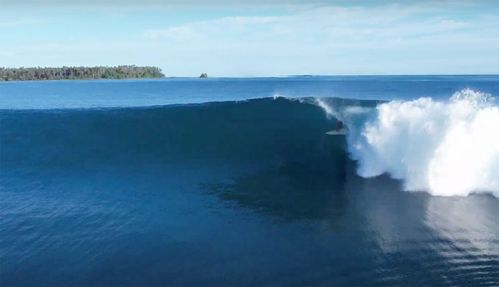 Nias surfing