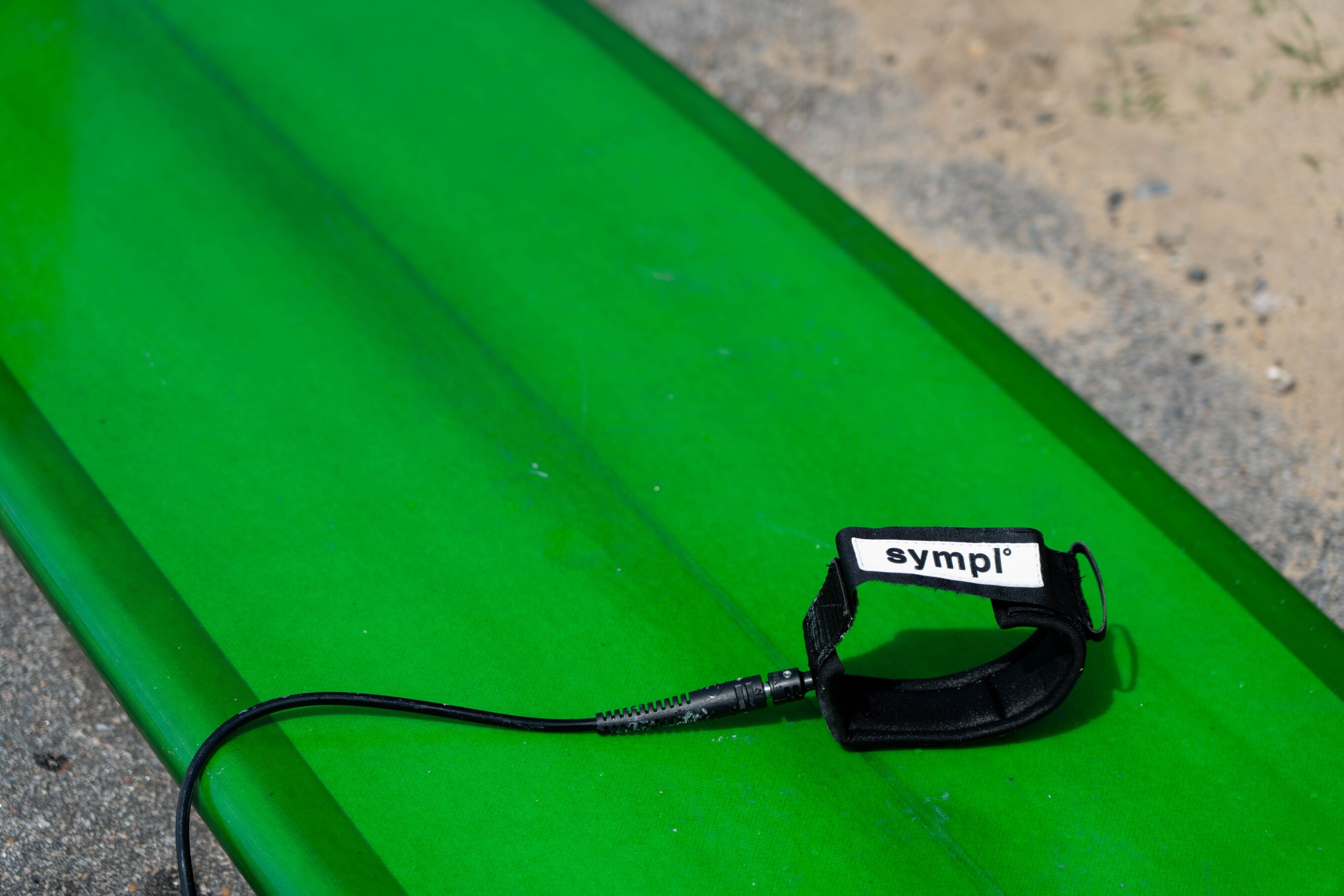 surfboard leash on top of surboard