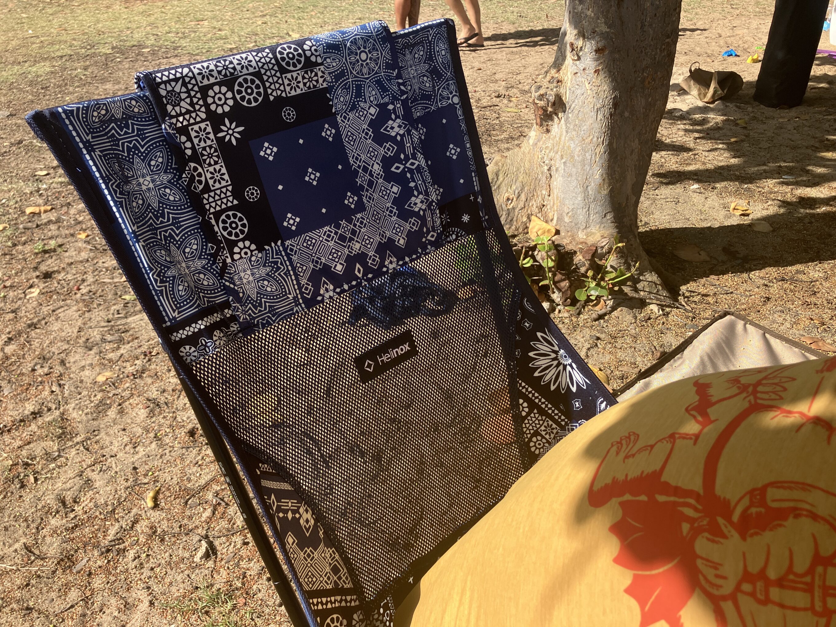 a head rest on a camping chair
