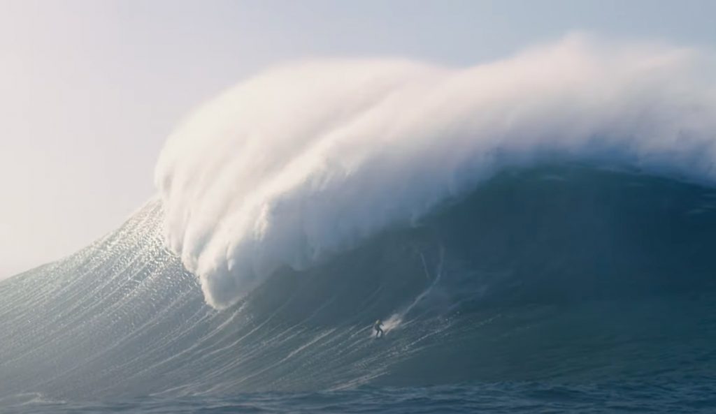 Lucas Chianca makes even this look (relatively) easy. Photo: Gigantes De Nazaré // YouTube