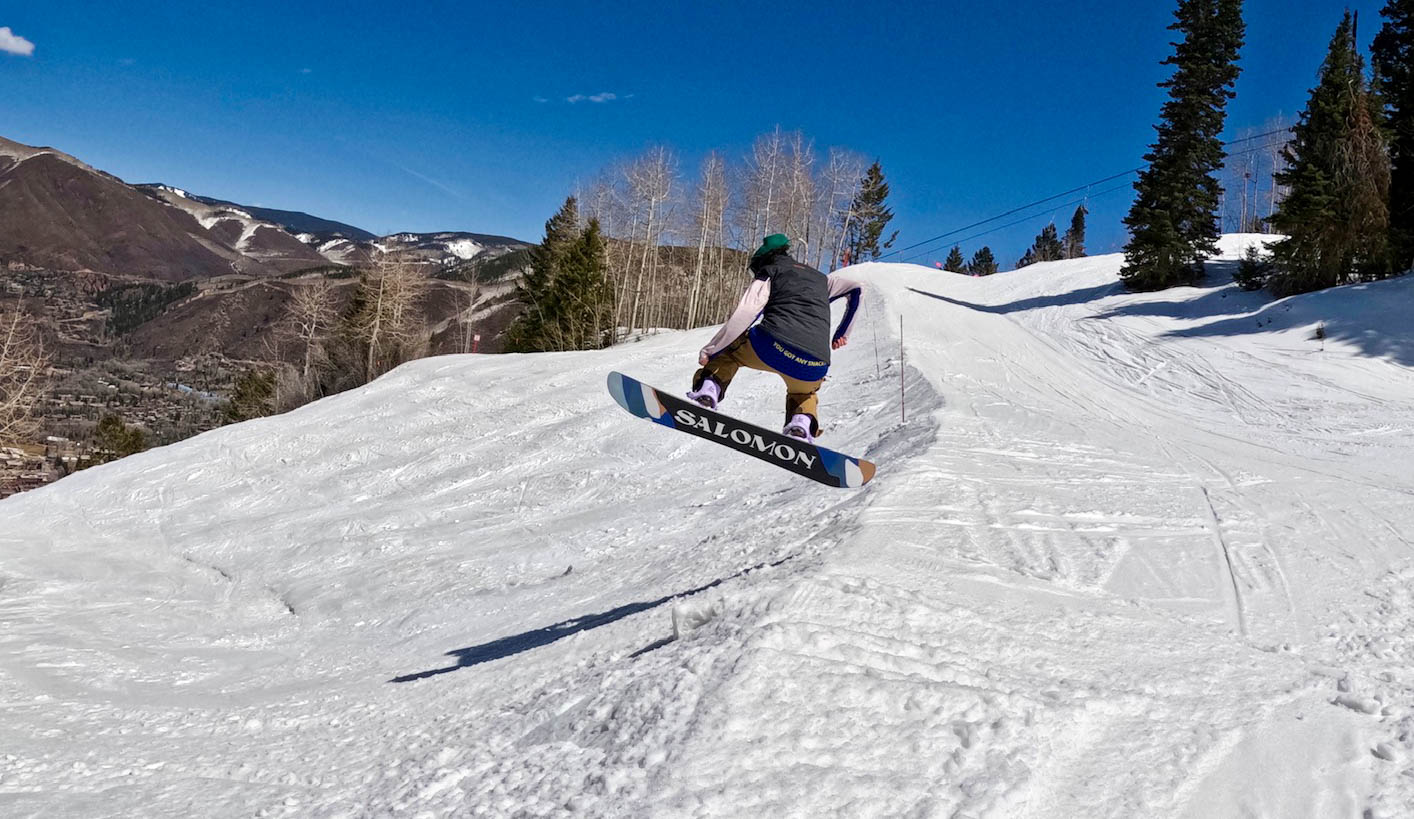 Woman snowboarding on the Salomon Rumble Fish