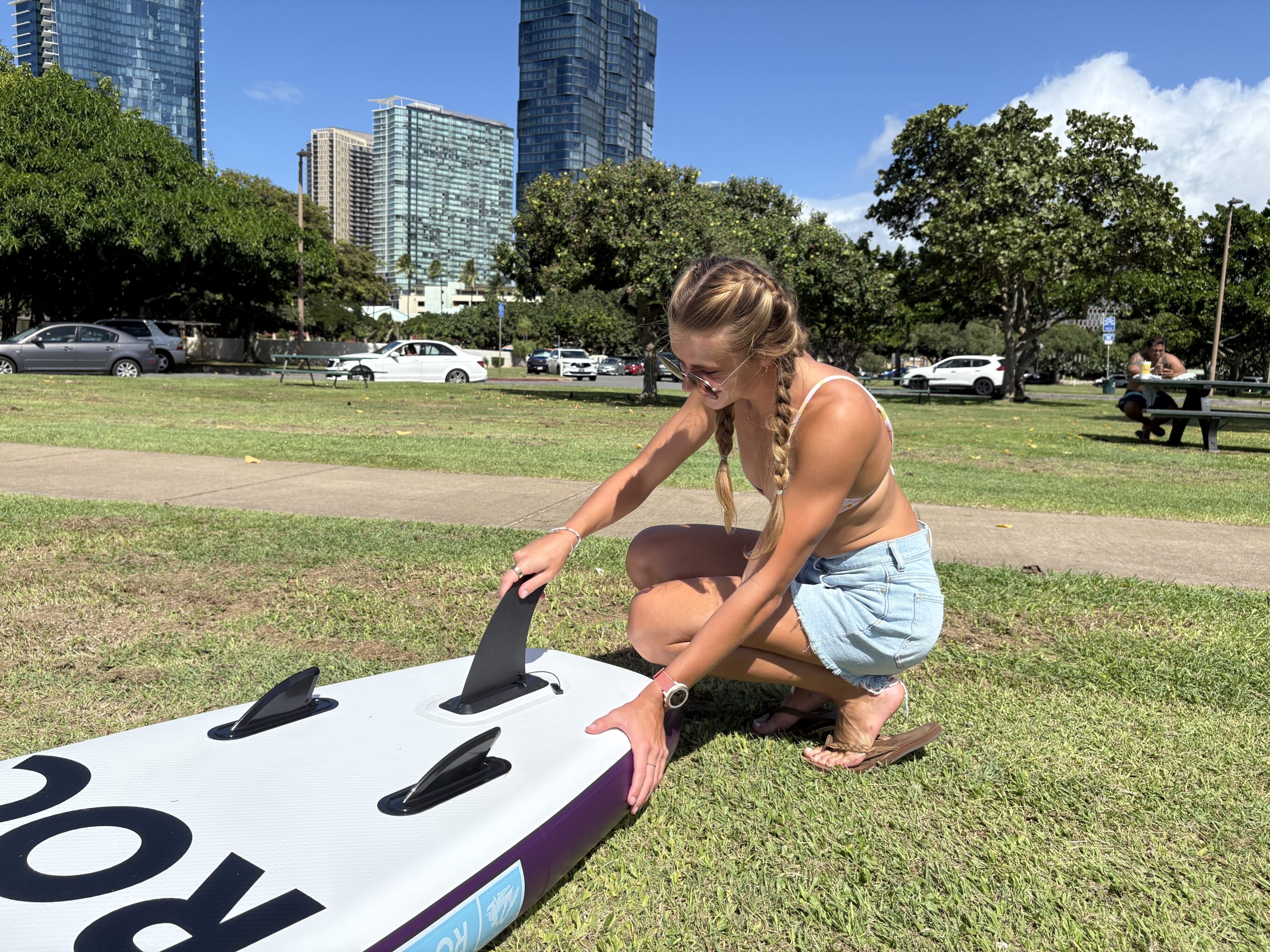 putting fins on a paddle board