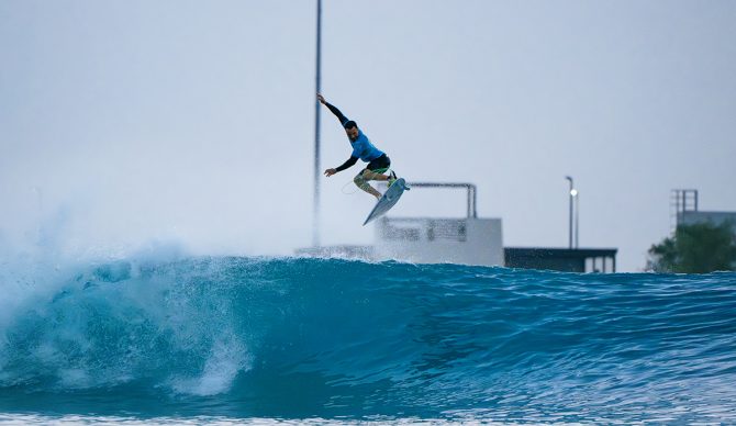 Italo Ferreira flies high in the men's final. Photo: WSL // Max Physick