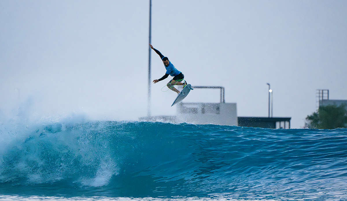 Italo Ferreira flies high in the men's final. Photo: WSL // Max Physick