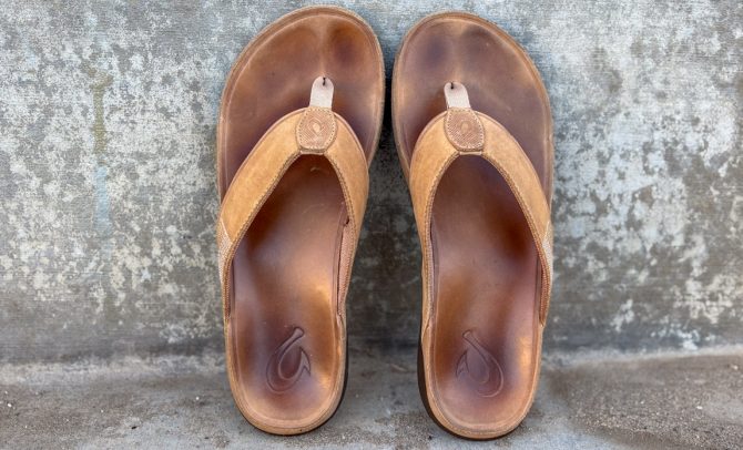 wear pattern on olukai tuahine flip flops