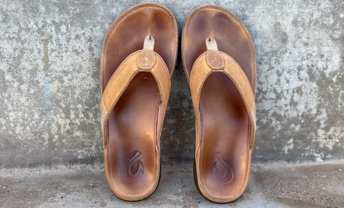 wear pattern on olukai tuahine flip flops