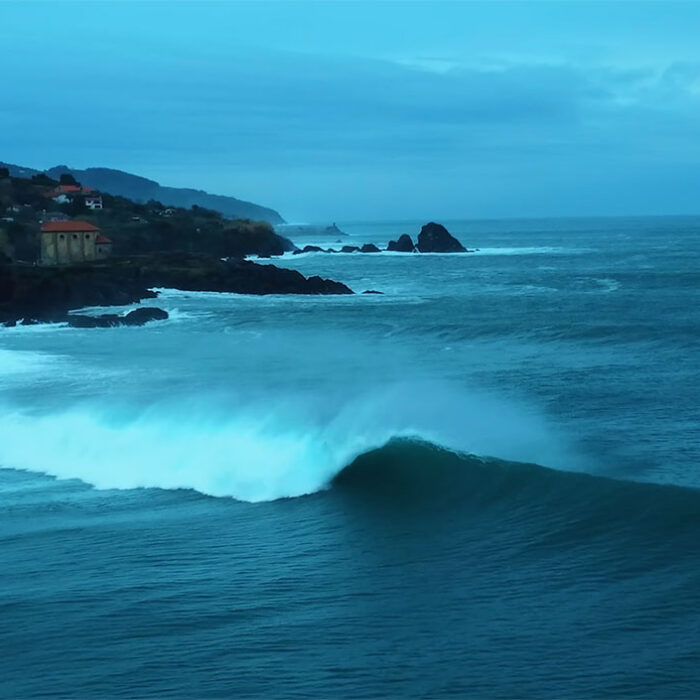 Mundaka wave peeling
