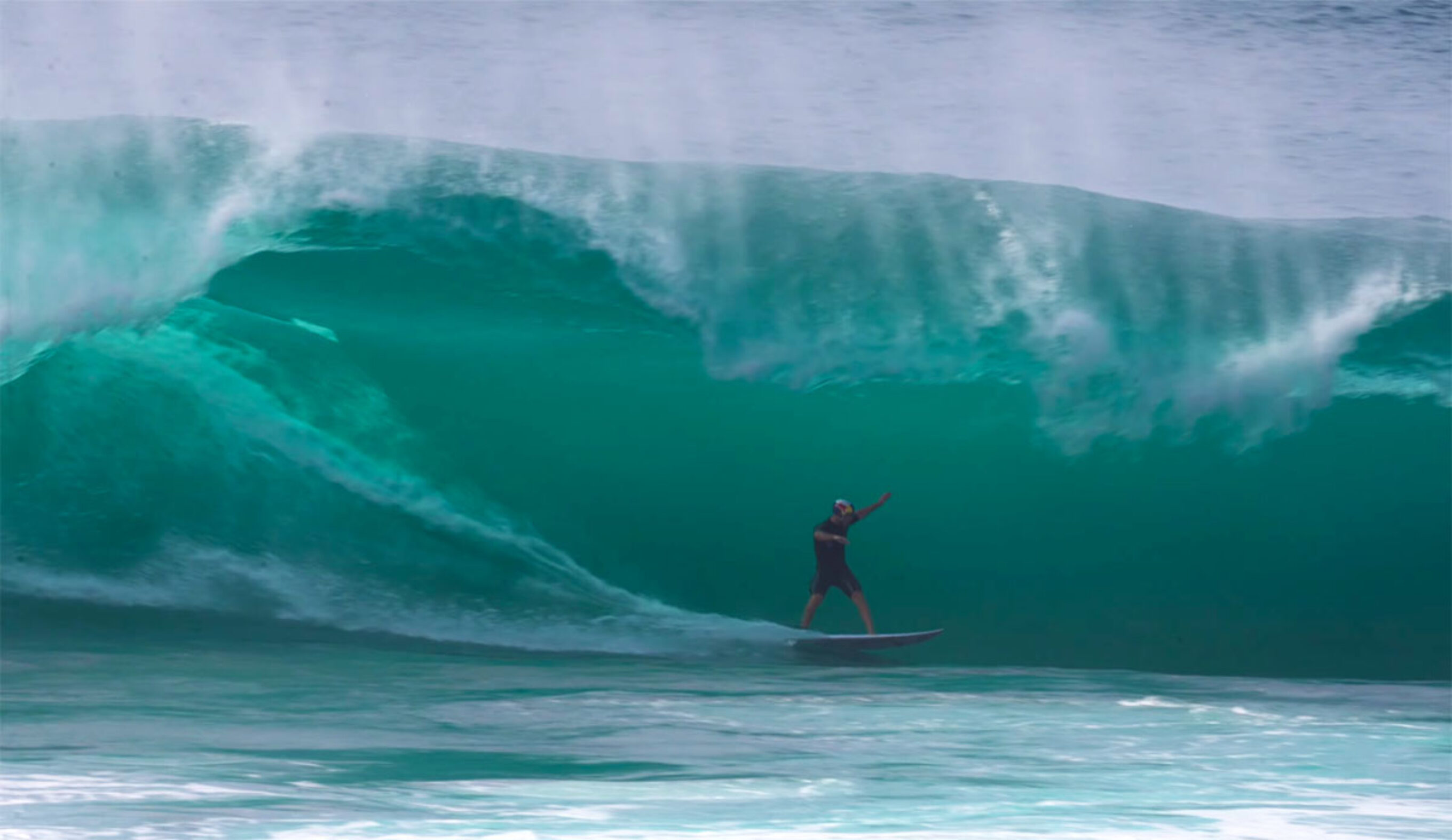 'A New Dimension of Pipeline' Created by an 18-Foot Swell With a 19-Second Period