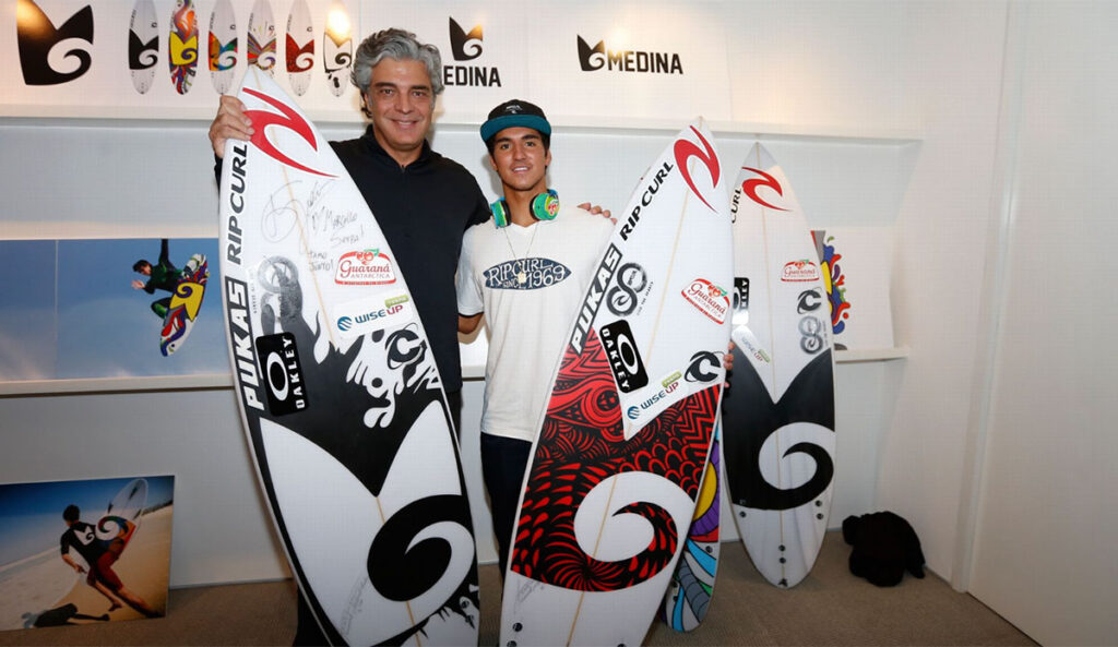 Gabriel Medina in 2013 with his logo on a surfboard