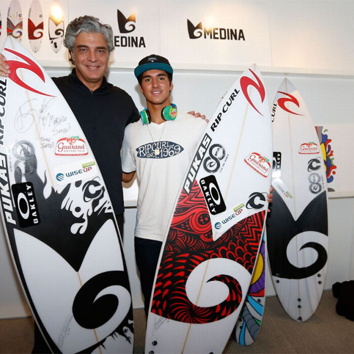 Gabriel Medina in 2013 with his logo on a surfboard
