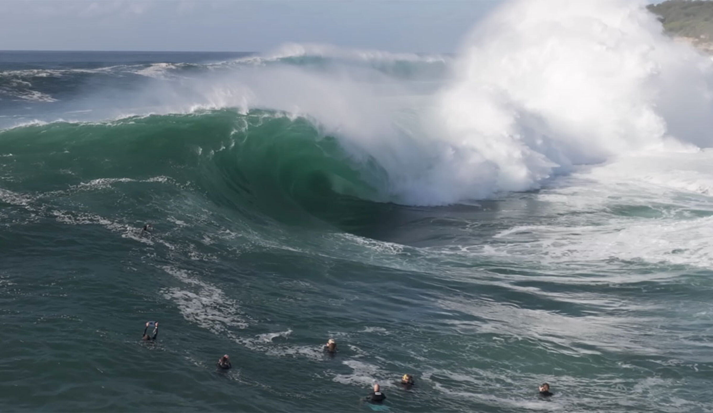 Cape Solander wave with surfingers in front of it