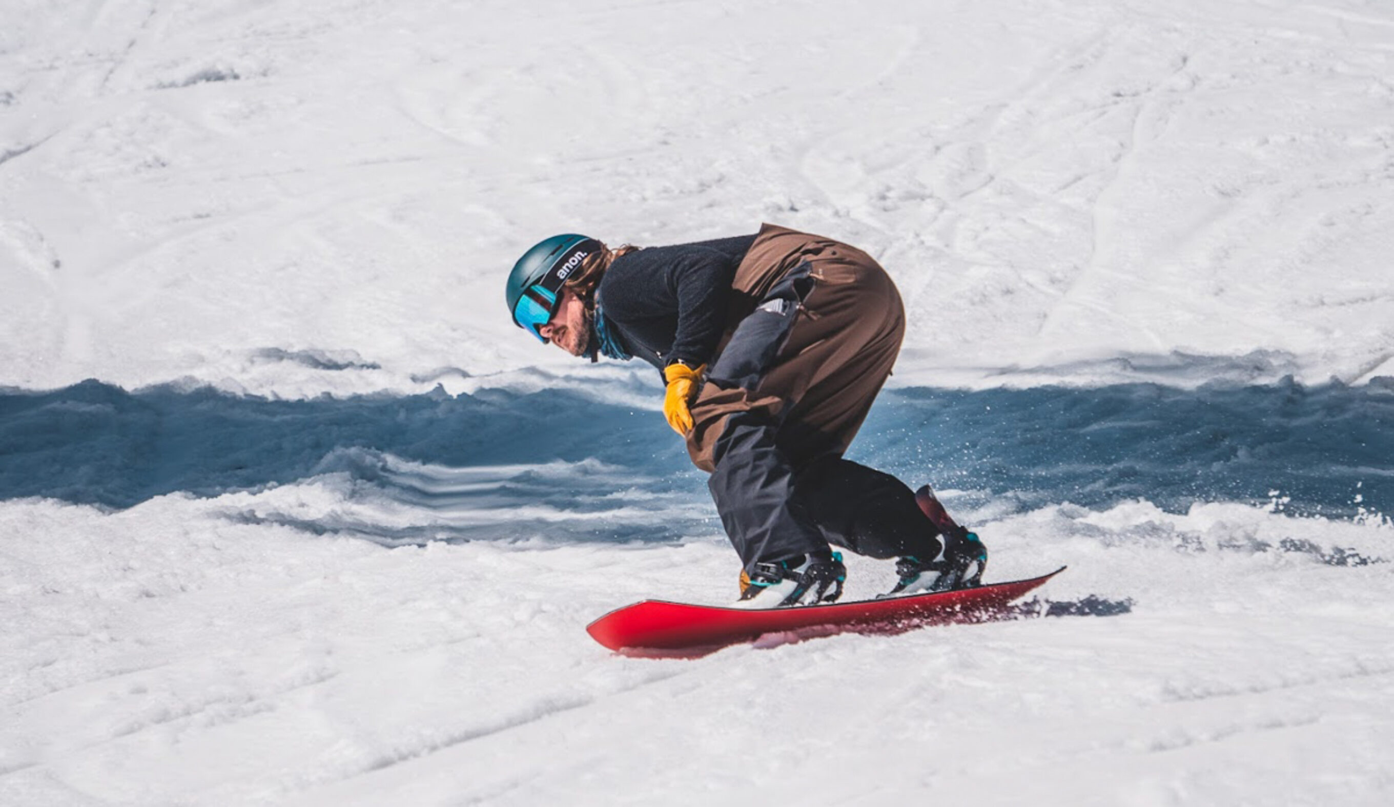man turning toeside on snowboard