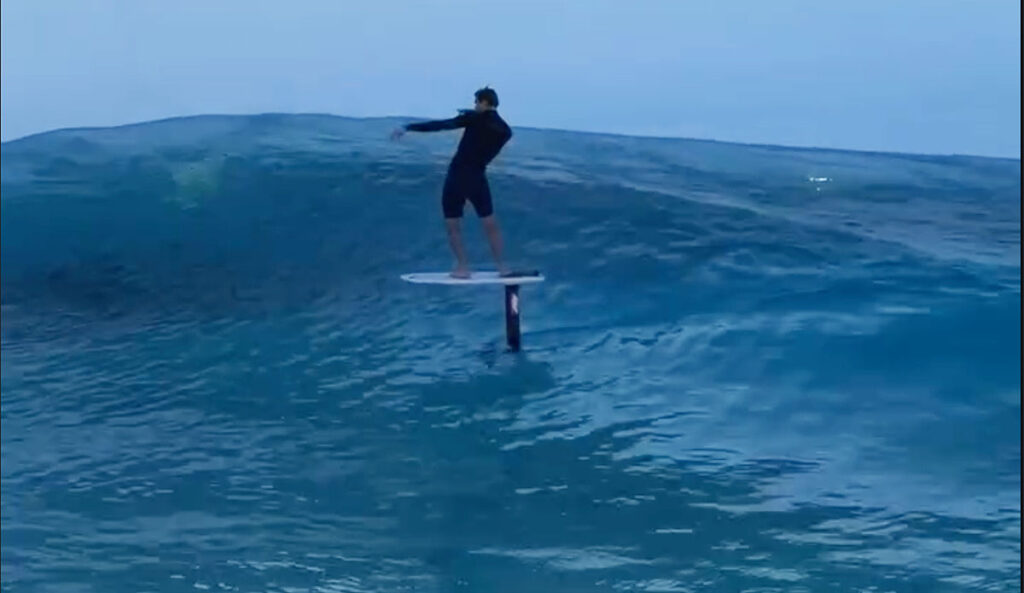 Foiler surfing ADRENA wave pool