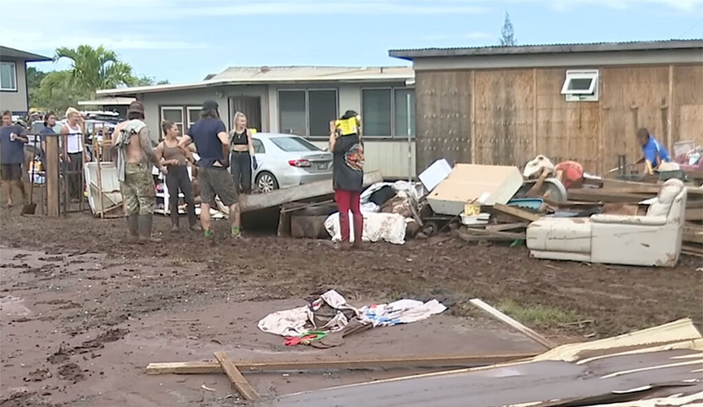 North Shore Oahu residents assessing flood damage