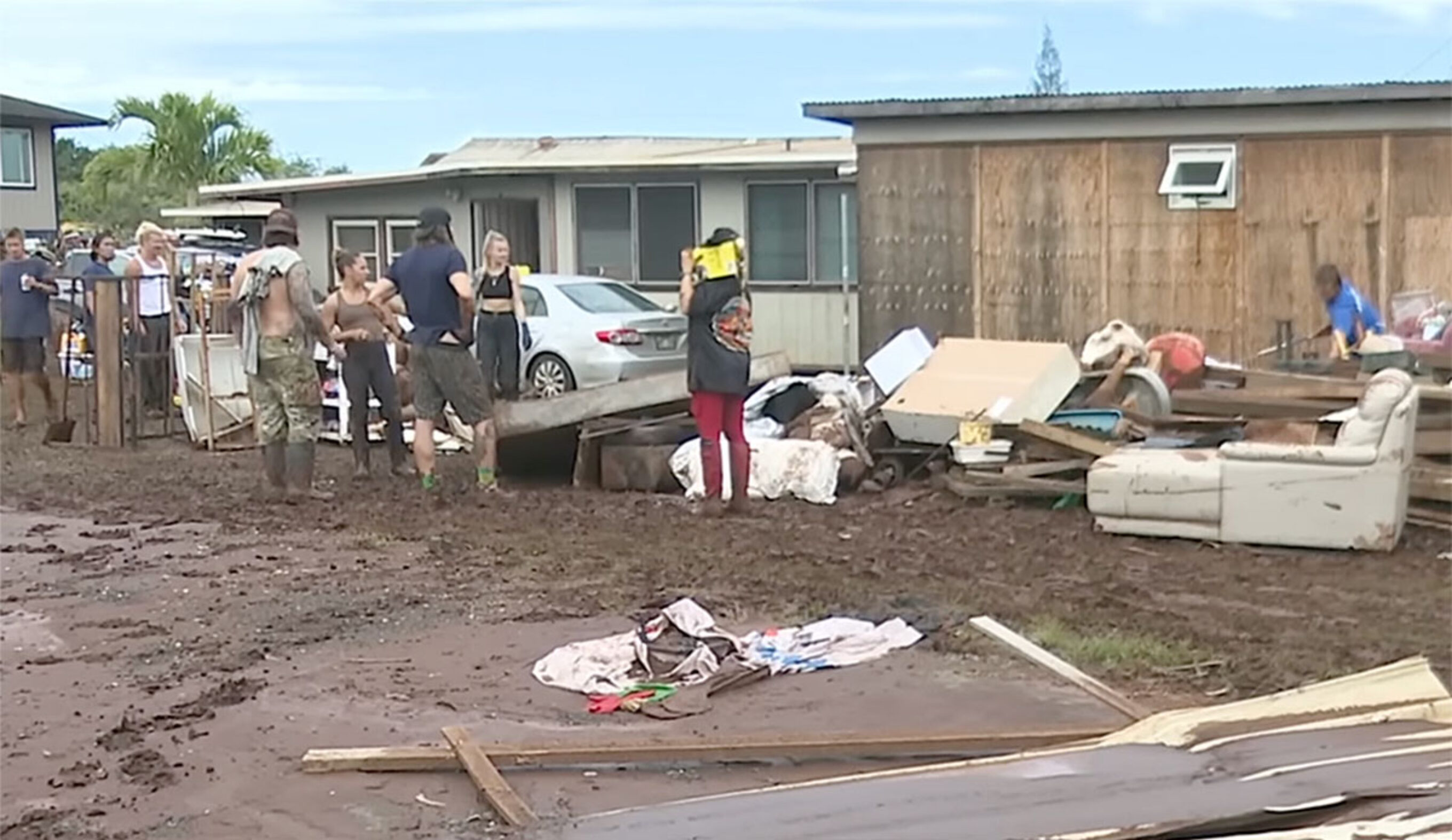North Shore Oahu residents assessing flood damage