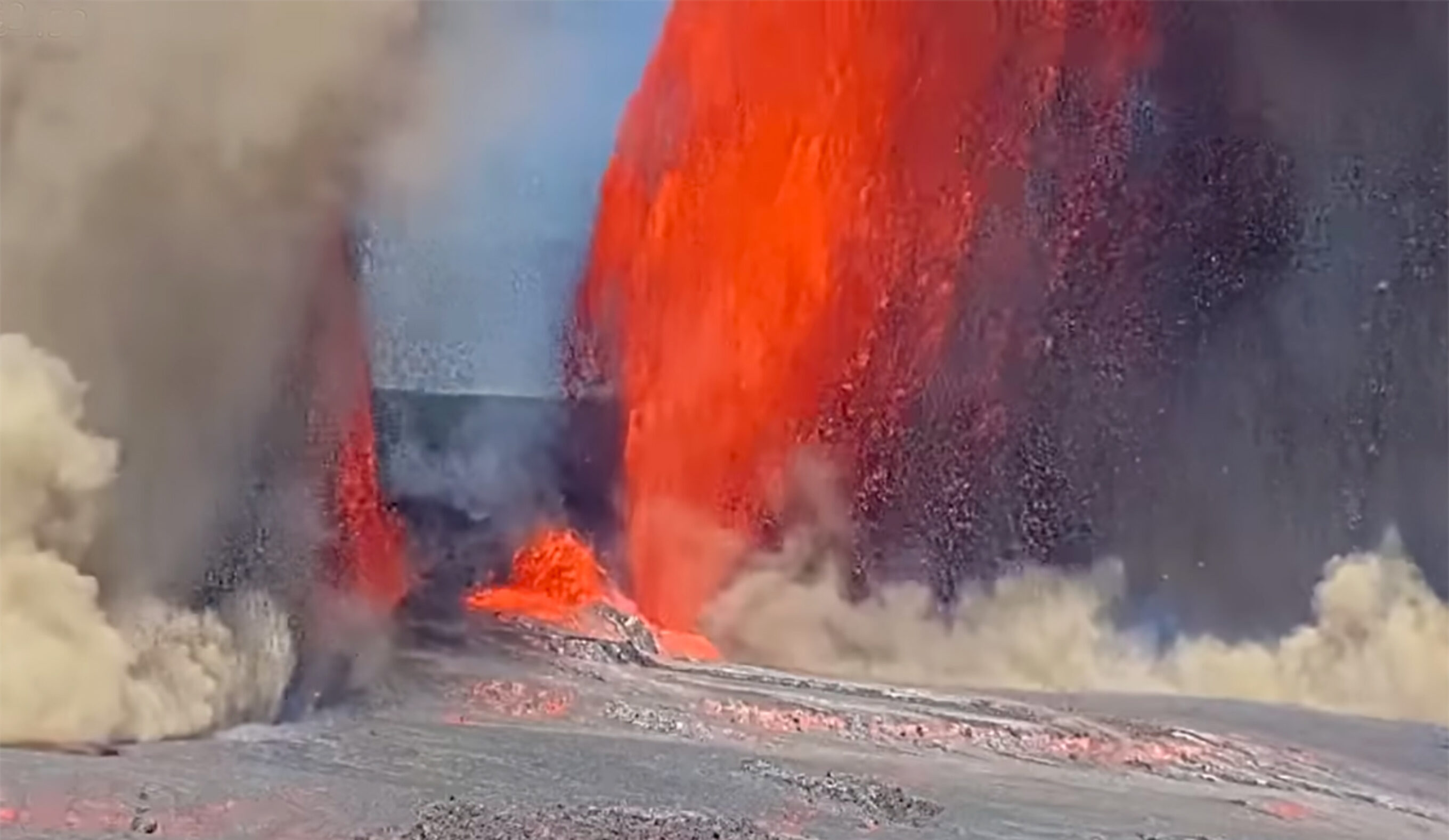 Kilauea Volcano Shoots Lava Fountains 1,000 Feet in the Air