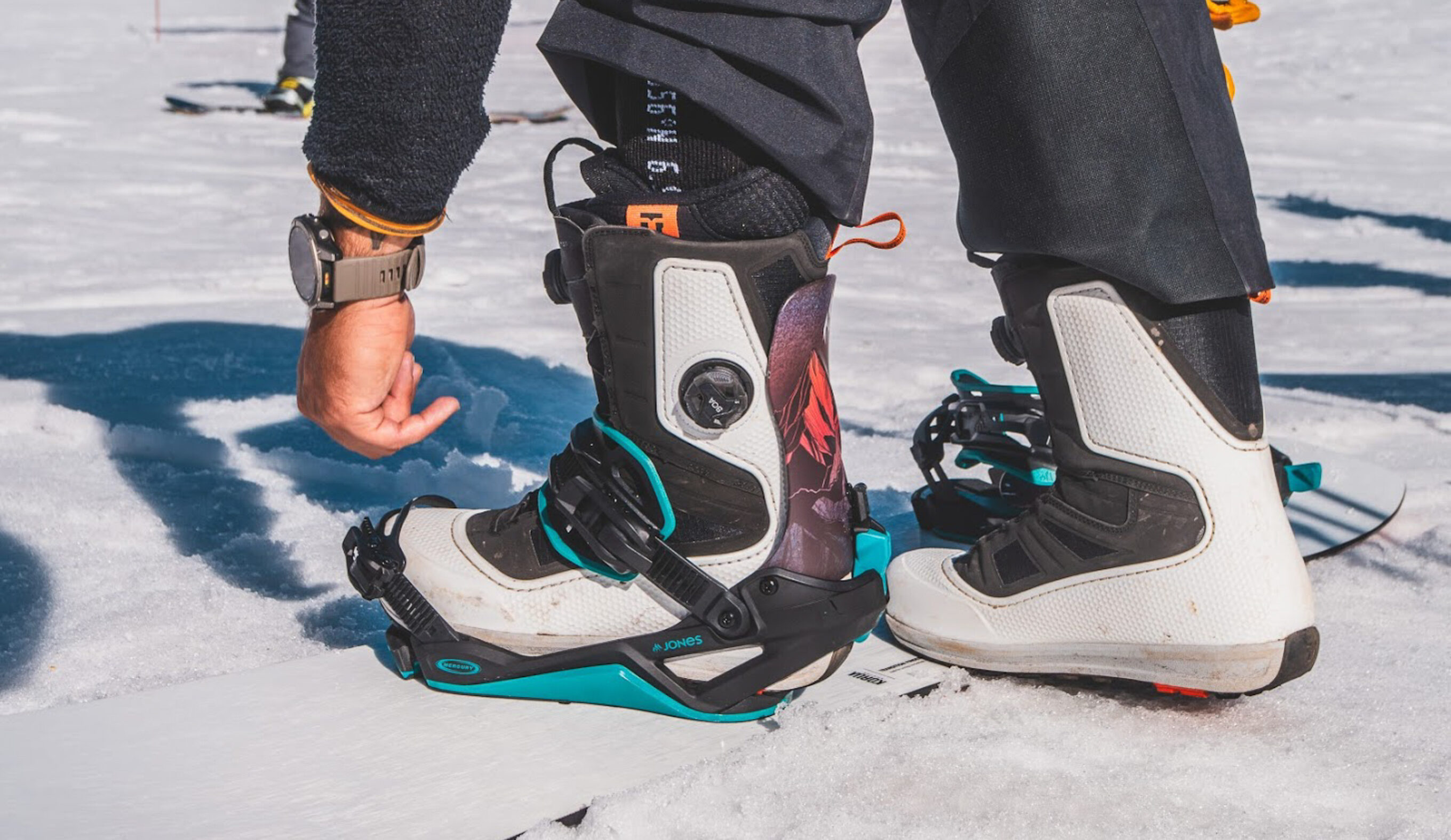 man adjusting Jones Mercury FASE snowboard bindings