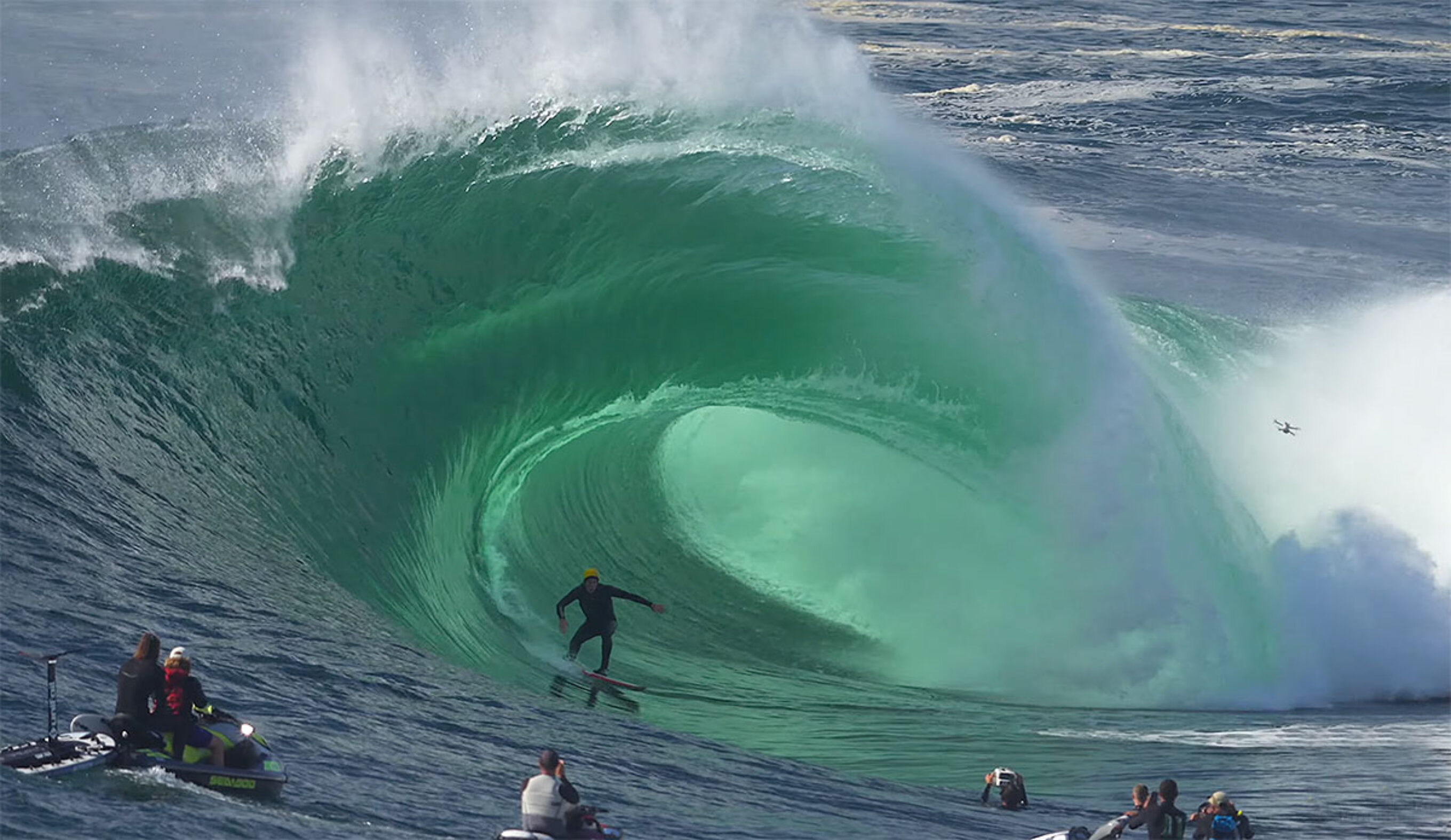 Cape Solander wave with a surfer on it
